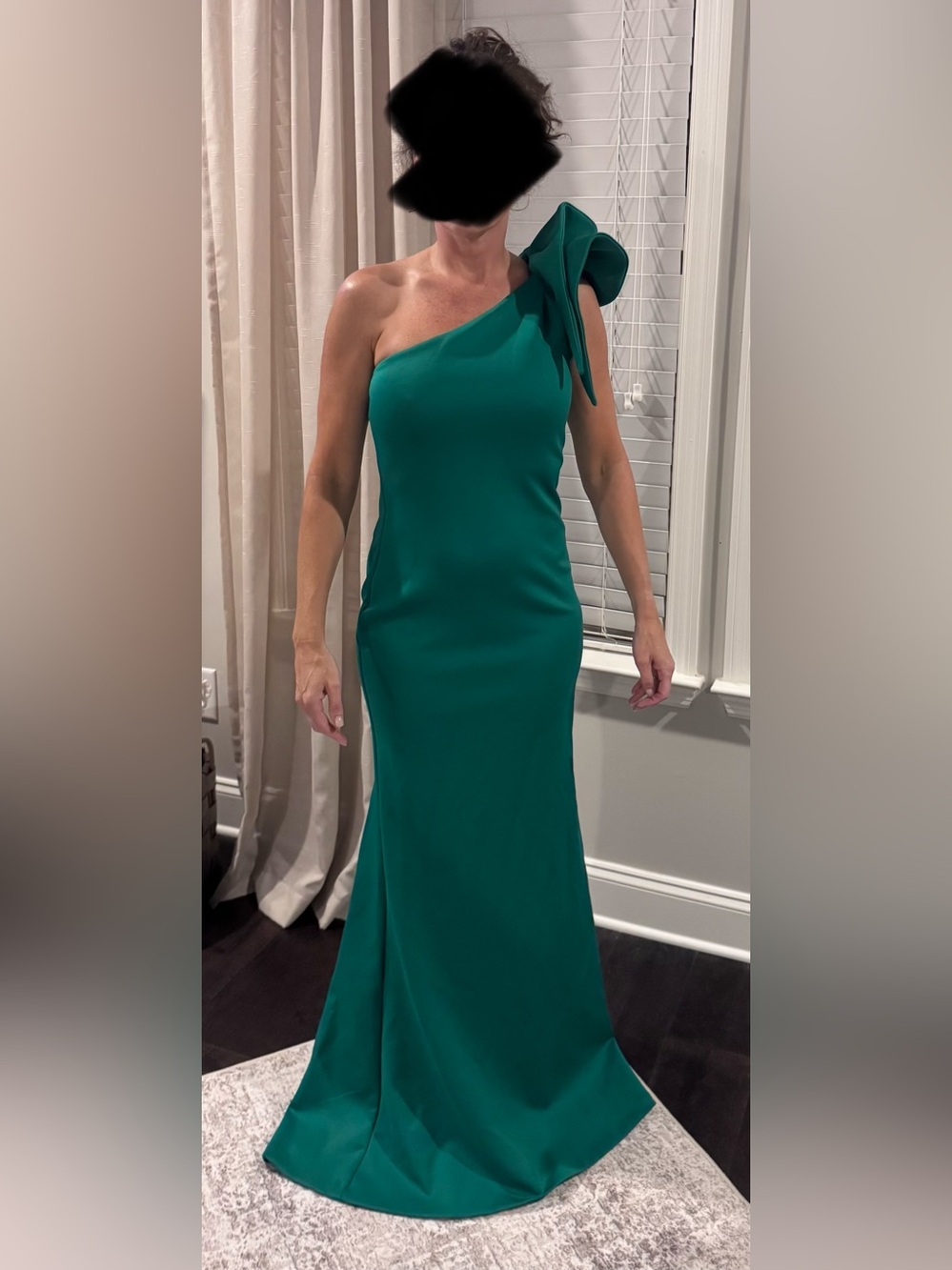 Betsy & Adam One-Shoulder Bow Formal Gown – Emerald Green (Size 4)